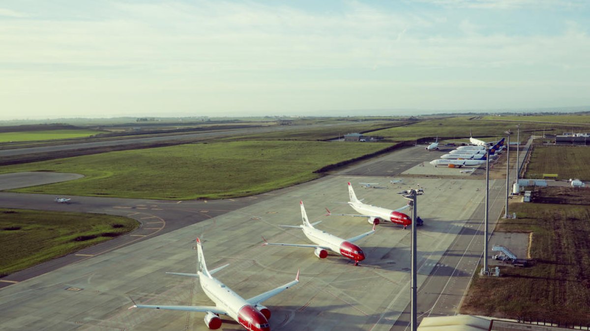 Los ocho aviones de Norwegian e Icelandair que están estacionados en el parking del aeropuerto. 