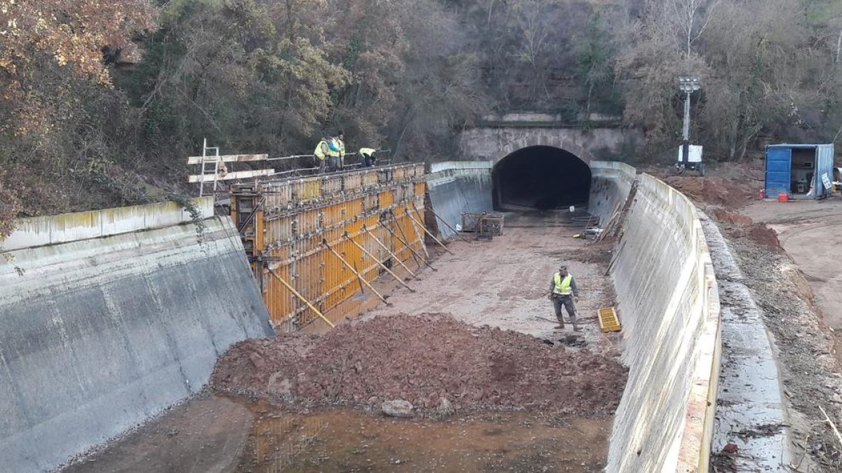 Les obres que es porten a terme al Canal Principal de l’Urgell al seu pas per Artesa de Segre.