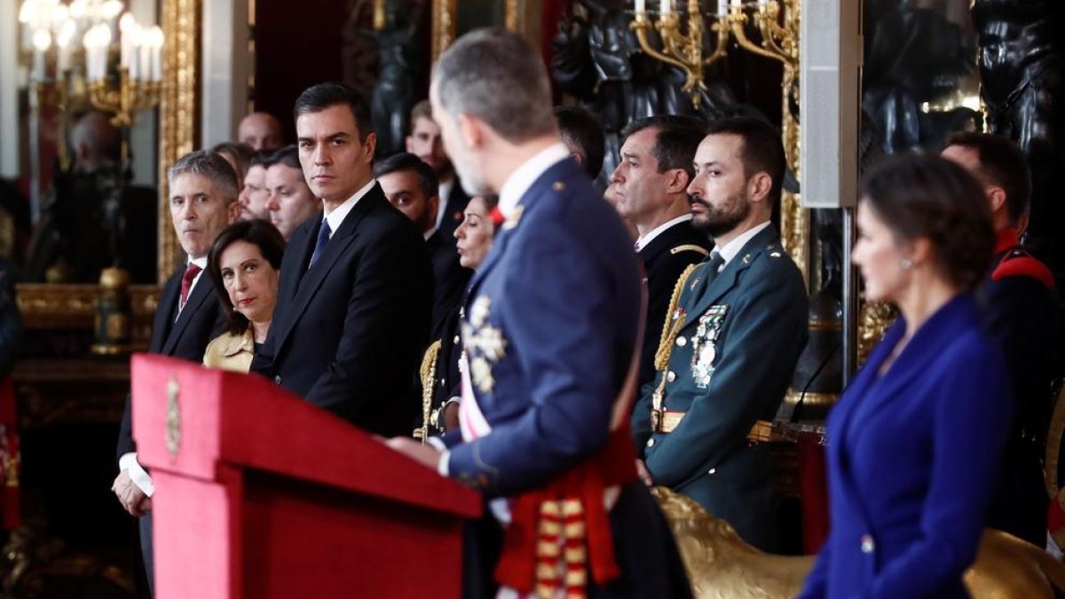 El rei Felip VI pronuncia el seu discurs en presència del president del Govern en funcions, Pedro Sánchez.