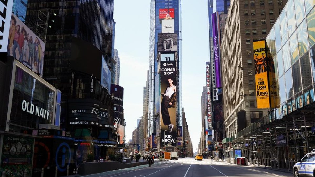 Esta imagen de Times Square se repite estos días en una Nueva York en la que los casos de coronavirus se multiplican y que se ha convertido en el epicentro de la pandemia en Estados Unidos.