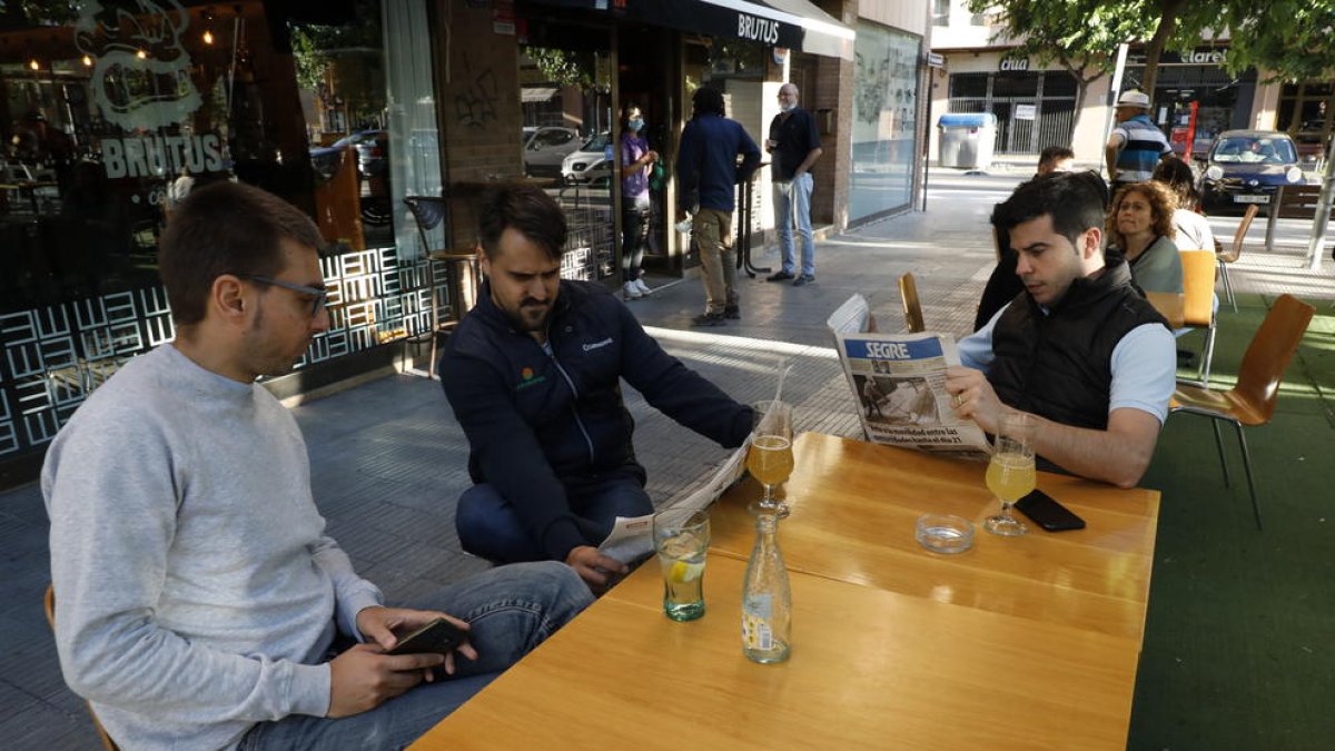 Leer la prensa en bares y terrazas es una tradición arraigada que se tratará de fomentar.