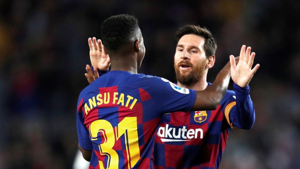 Messi se saluda con Ansu Fati durante el partido del domingo ante el Levante.