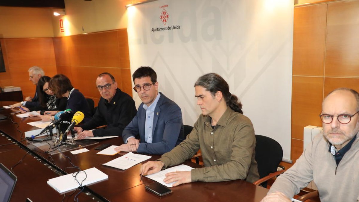 El alcalde, Miquel Pueyo (ERC) y los tenientes de alcalde Toni Postius (JxCat) y Sergi Talamonte (Comú), ayer en la Paeria. 