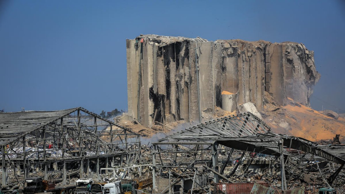 Imagen de la zona portuaria de Beirut devastada por las explosiones.