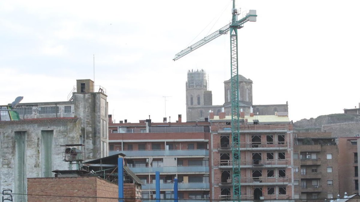 Imatge d’arxiu d’un edifici d’habitatges en construcció a Lleida ciutat.