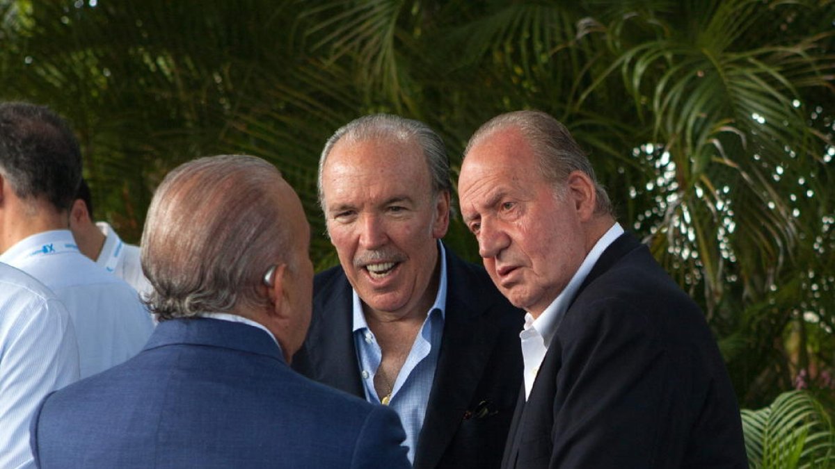 Imagen de archivo en la que se ve al rey Juan Carlos conversando con el empresario José Fanjúl (c).