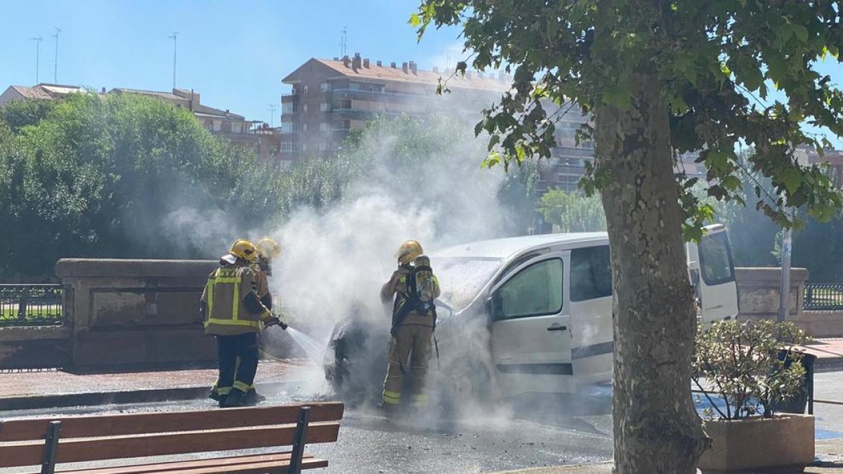 Un fuego calcina una furgoneta en la calle de la Banqueta de Balaguer