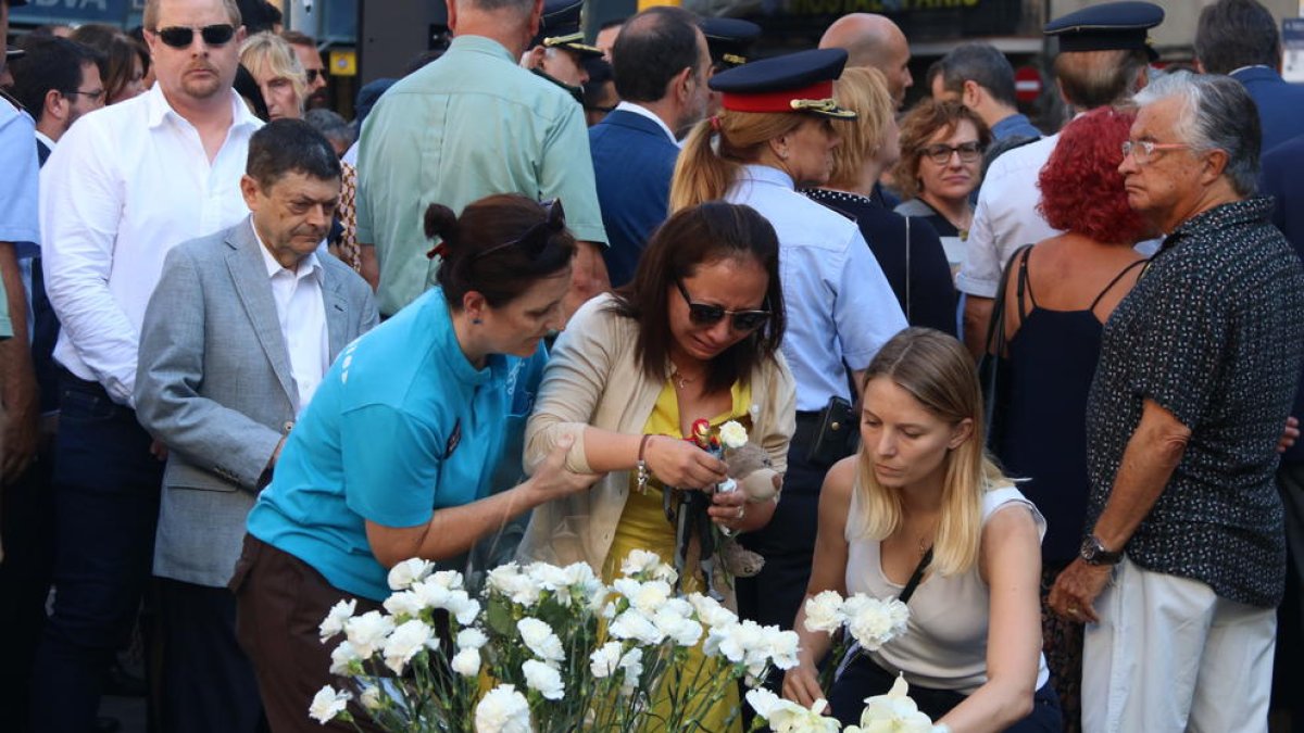 Una ofrena floral dos anys després dels atemptats a la Rambla de Barcelona de l'agost del 2017.