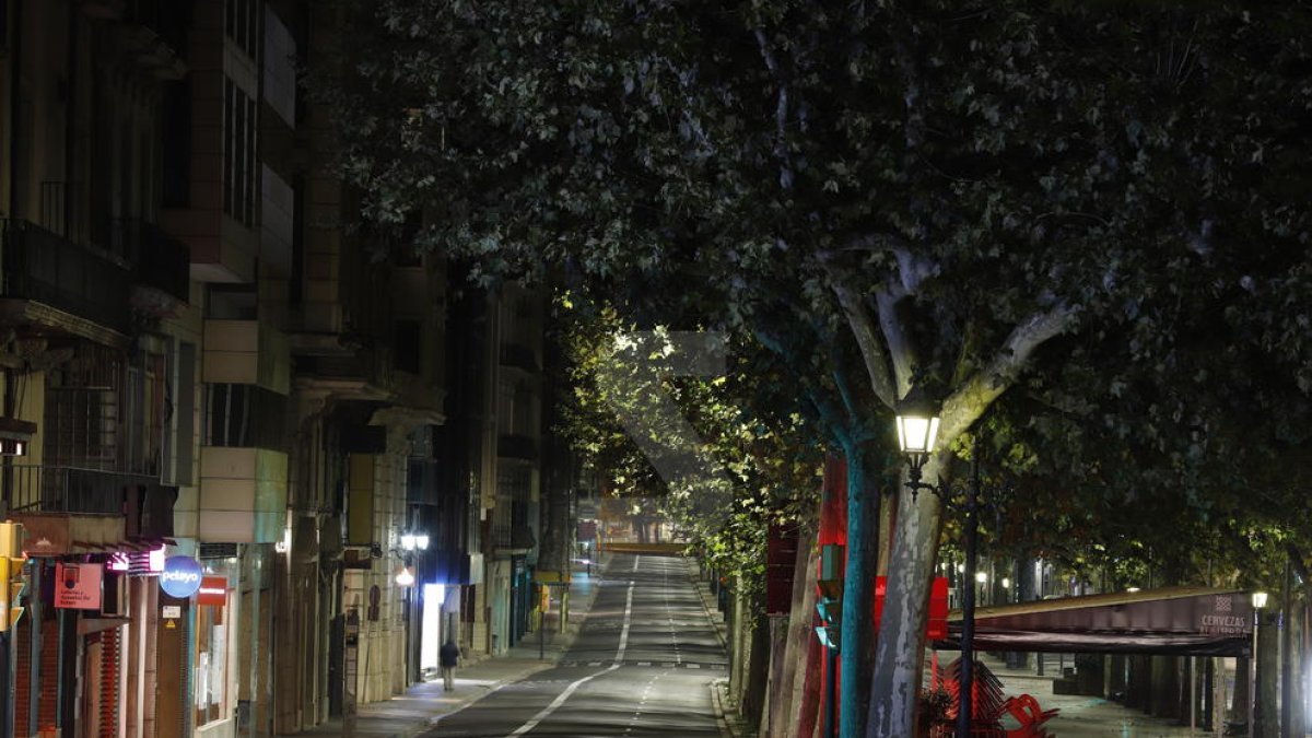 La avenida Francesc Macià y la rambla Ferran de Lleida, ayer después del toque de queda.
