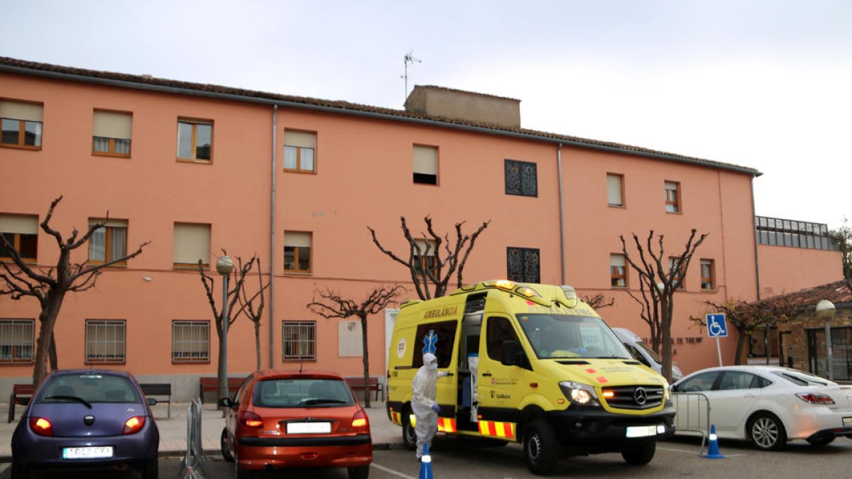 Una ambulància a l’exterior de la residència Fiella de Tremp dijous.