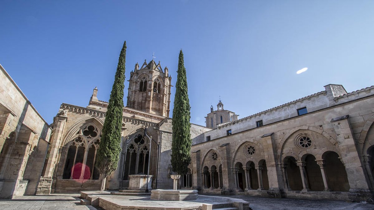 El monestir de Santa Maria de Vallbona de les Monges és una abadia cistercenca que data del S.XII i on actualment hi viuen una comunitat de 7 germanes.