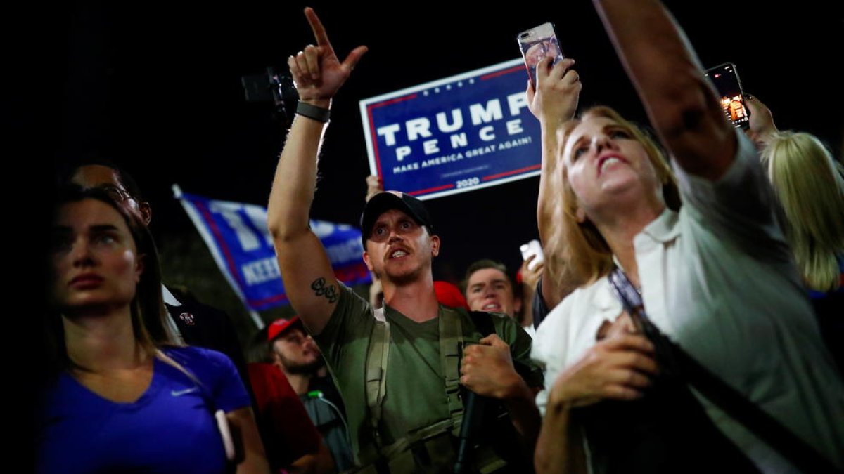 Partidarios de Trump, uno de ellos armado, en una protesta en Arizona por el recuento de las elecciones.
