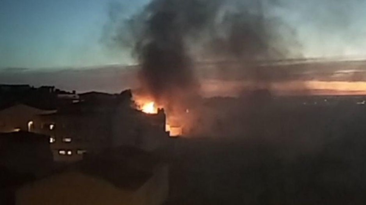 VÍDEO | Així va cremar el pati d'una casa a Mollerussa