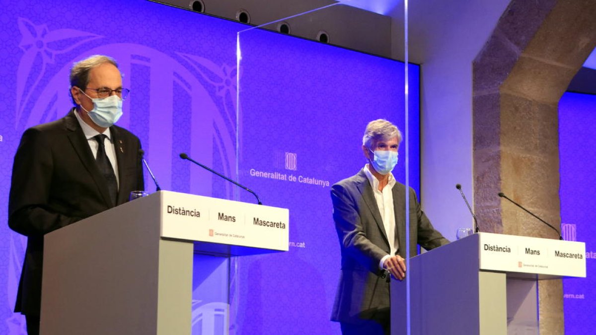 El president, Quim Torra, y el secretario de Salud Pública, Josep Maria Argimon, en rueda de prensa.