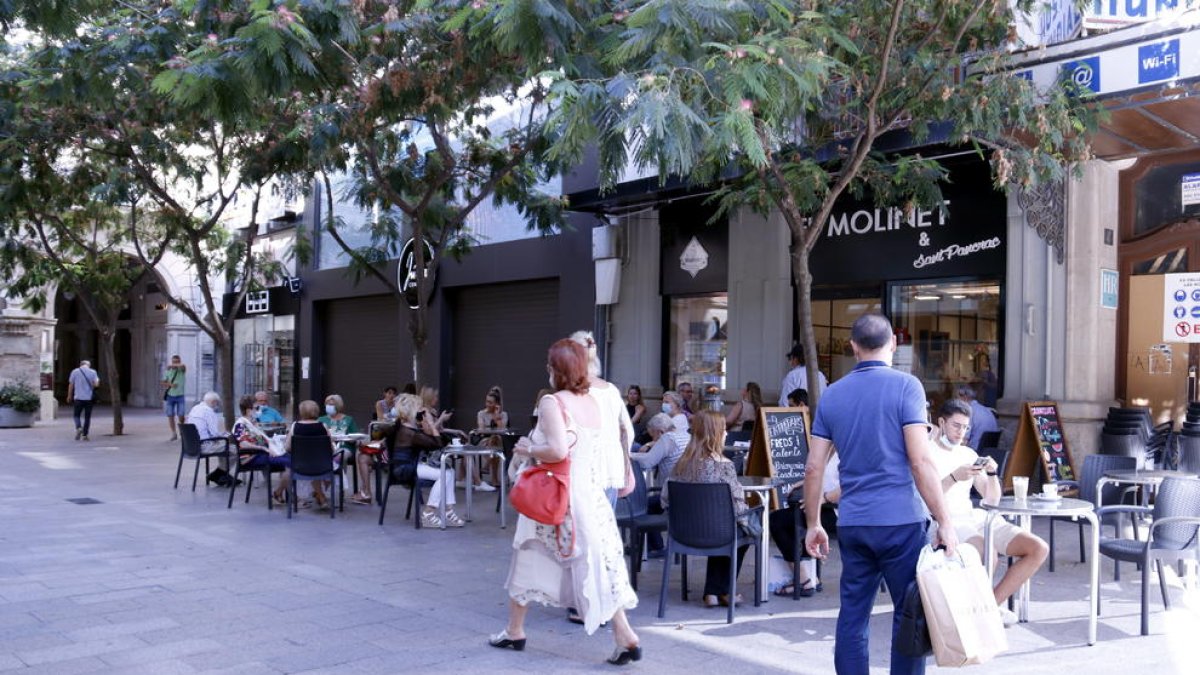 Las terrazas abren a Lleida desde primera hora mientras la mayoría de comercios siguen con cita previa