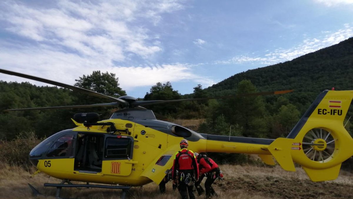 El helicóptero con los GRAE tras rescatar sin vida el cuerpo del vecino de Igualada.
