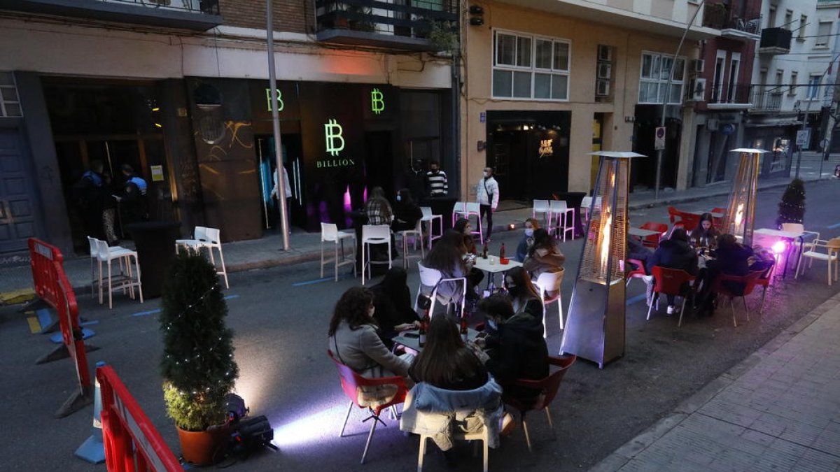Un dels carrers tallats a Lleida per poder instal·lar terrasses a la calçada.