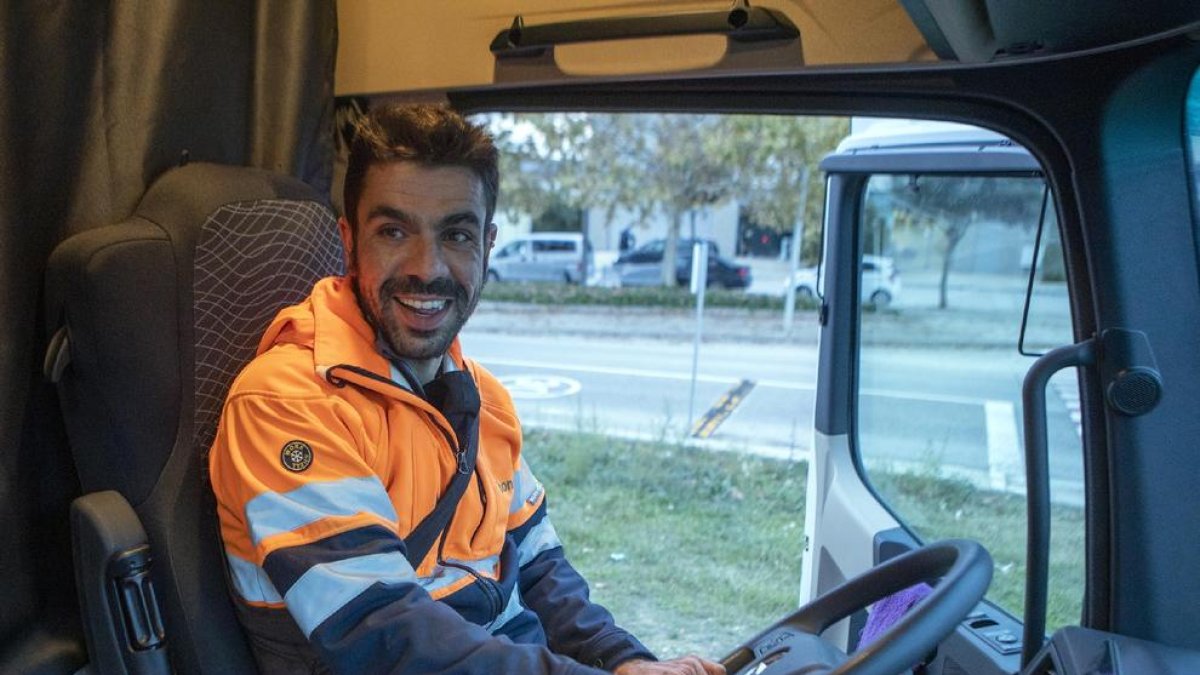 Eduard Molinera, muntat al camió en plena jornada laboral a Guissona.