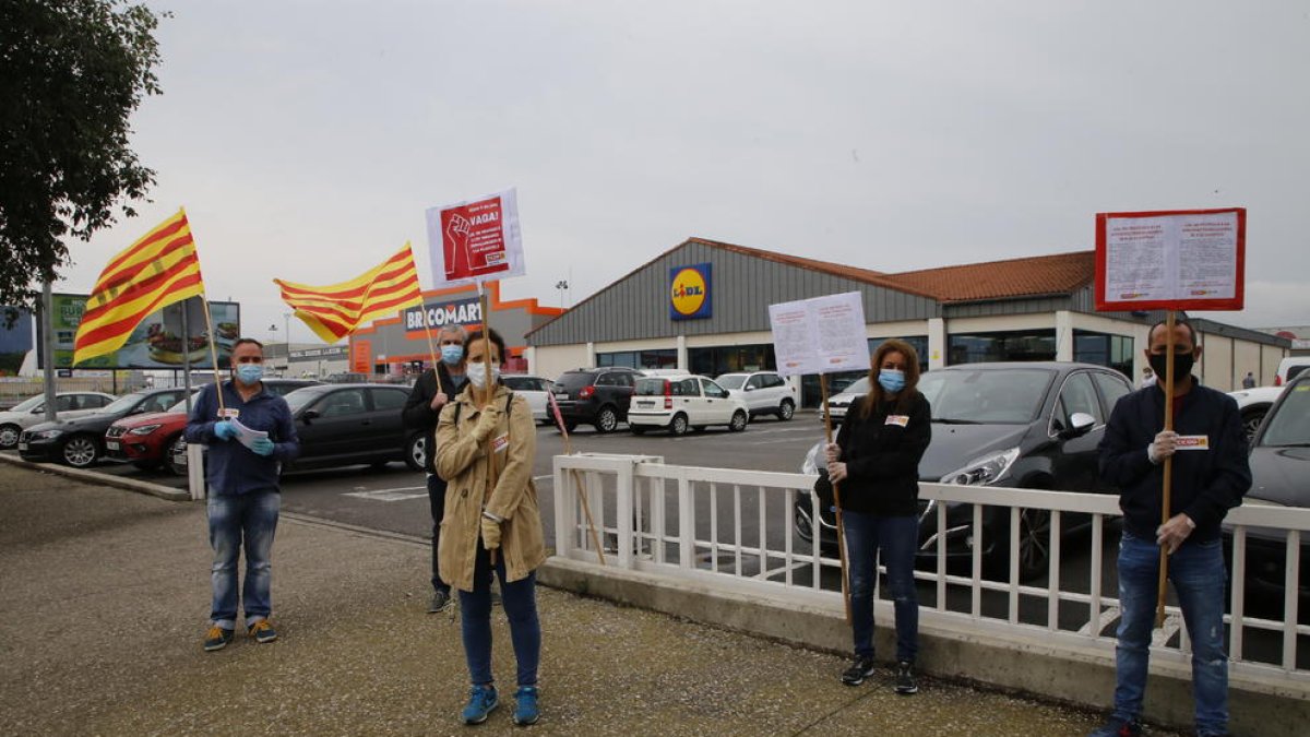 Protesta de CCOO a les portes d’un establiment de Lleida.