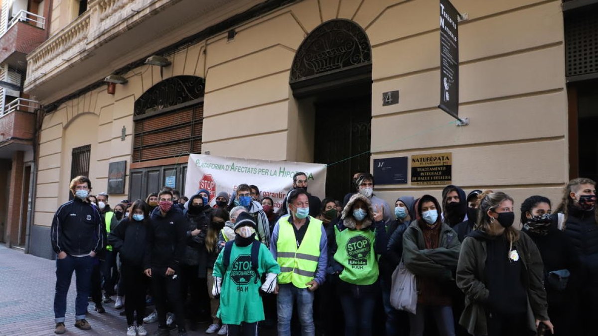 L’afectat va rebre el suport de membres de la PAH, que van evitar el desallotjament.