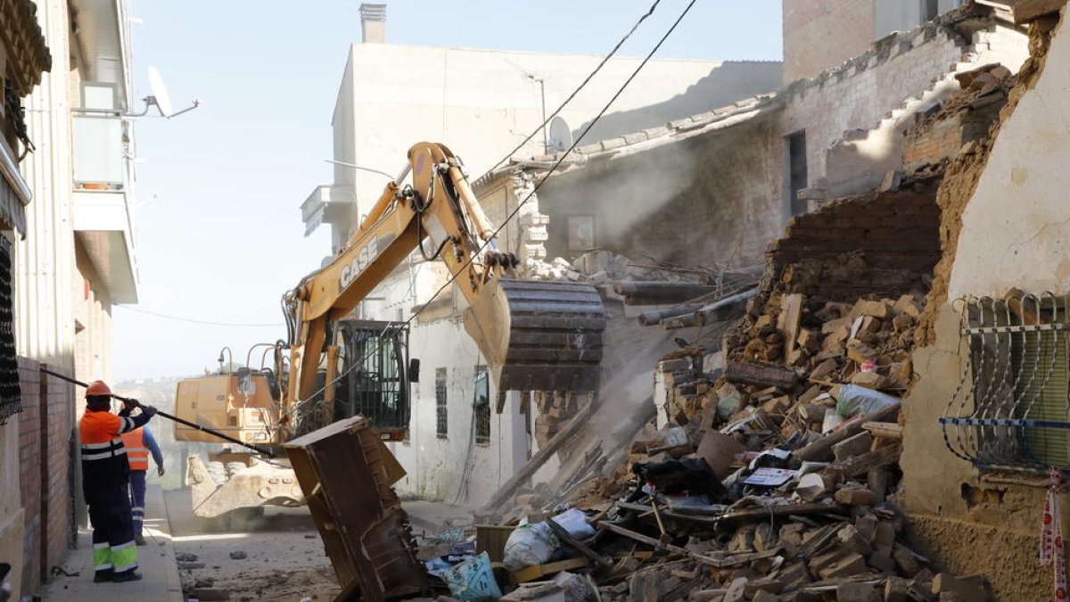 Un instante de la demolición de los números 30, 32 y 34 de la calle Oliver, en el barrio del Secà, ayer al mediodía. 