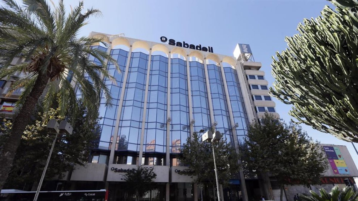 Vista de l’edifici del Banc Sabadell a Alacant.