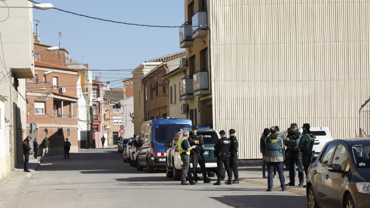 Expectación ayer entre los vecinos de Torrefarrera durante la operación policial. 