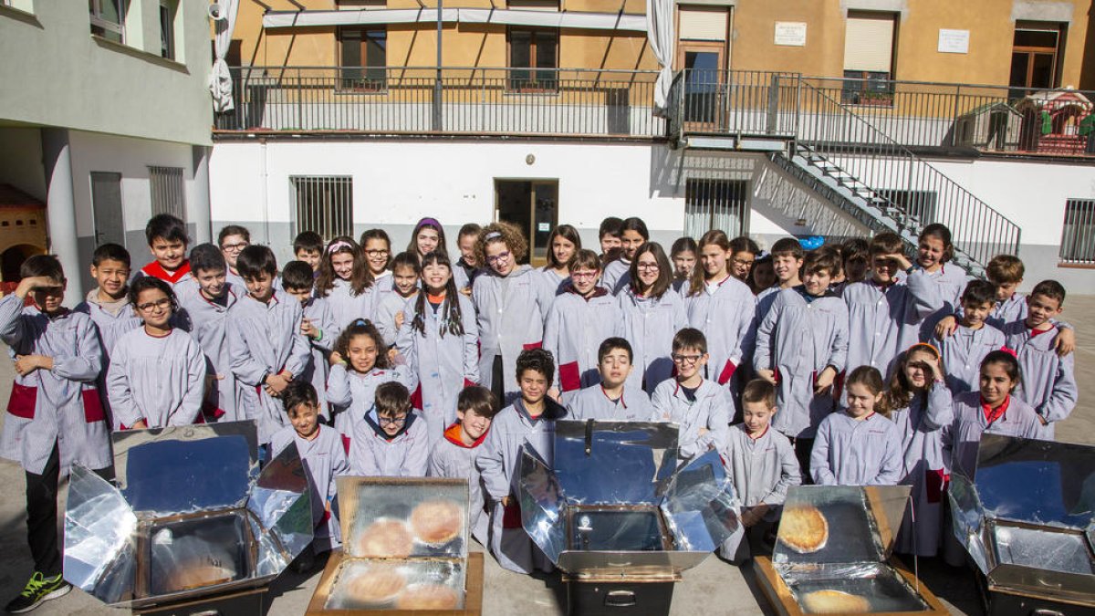 Foto de grup dels alumnes que ahir van participar en el taller d’energies renovables al costat dels forns solars.