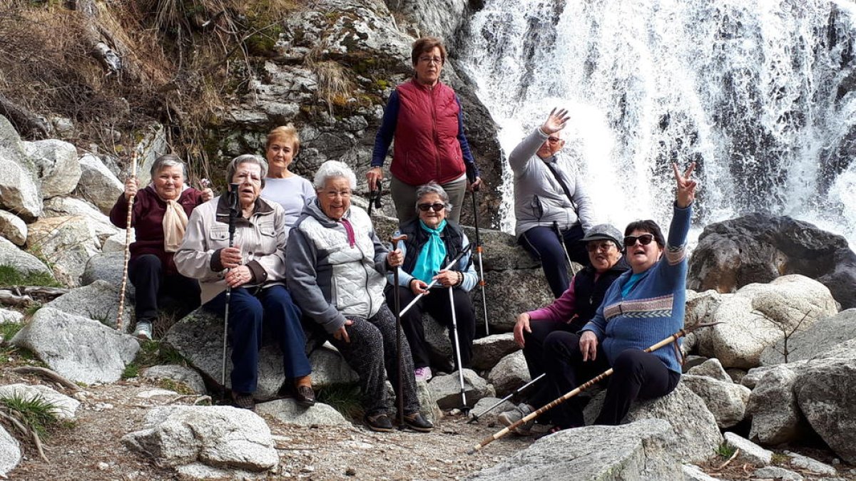 La Fundació La Caixa reobre els seus centres per a gent gran i, a la dreta, usuaris de l’un programa de Naut Aran per promoure l’exercici, ara redefinit per fer-ne a casa.