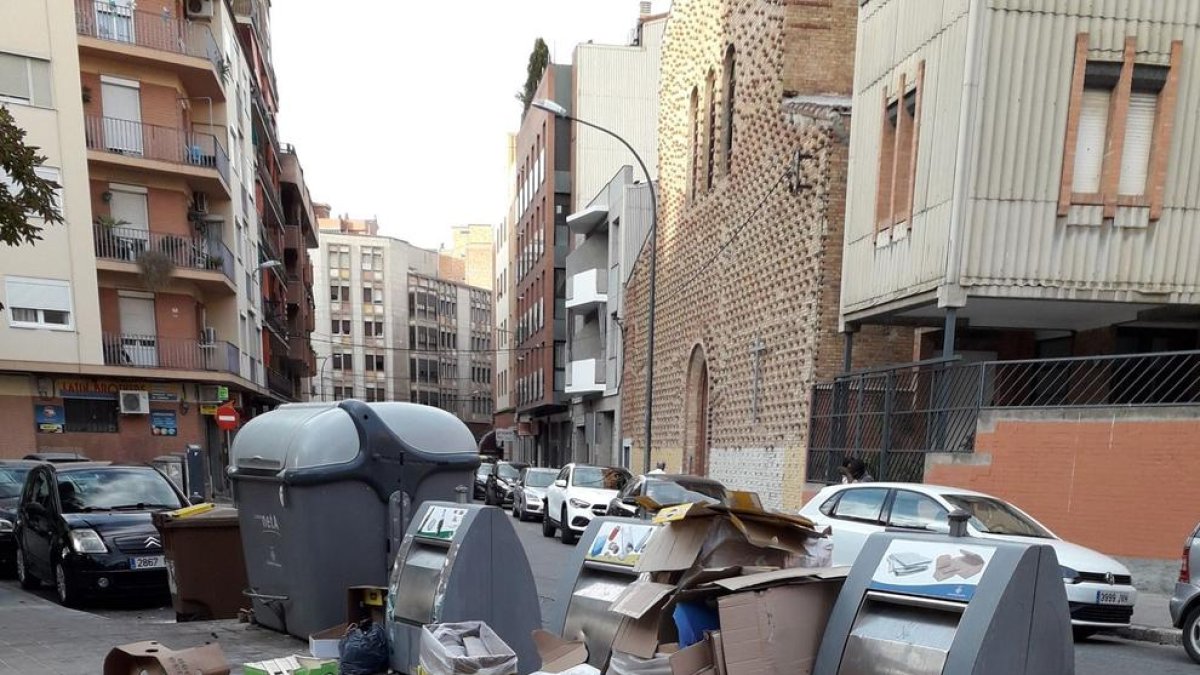 Abocaments d’escombraries a la plaça Santa Maria Magdalena.