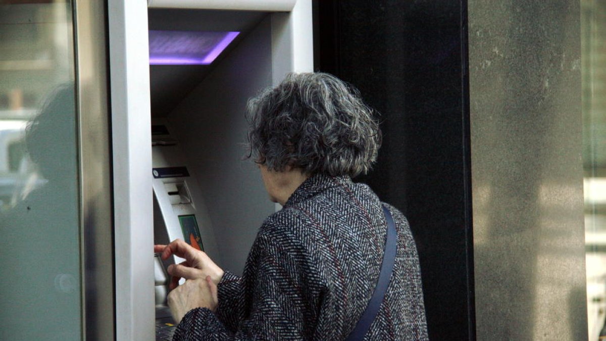 Els bancs volen que els clients utilitzin el caixer automàtic en lloc d’entrar a les oficines.