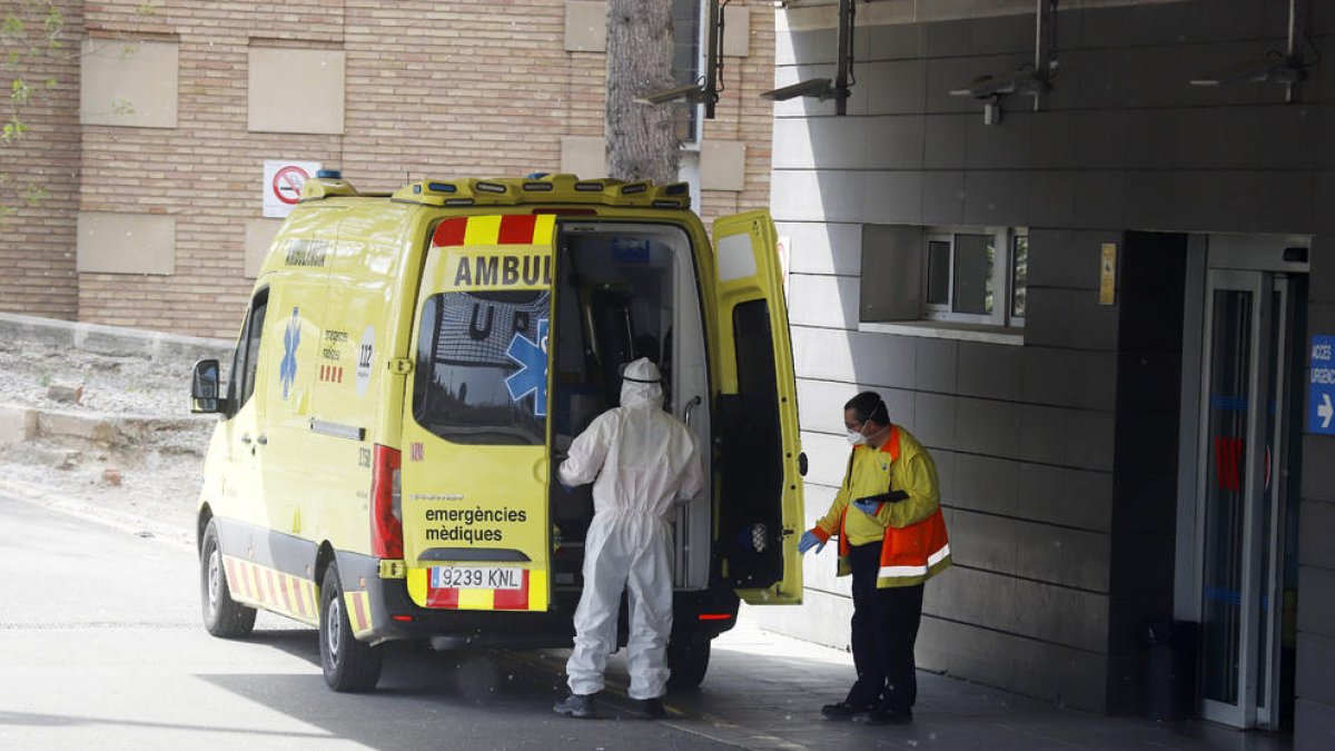 La entrada de ambulancias a la unidad de Urgencias del hospital Arnau de Vilanova.