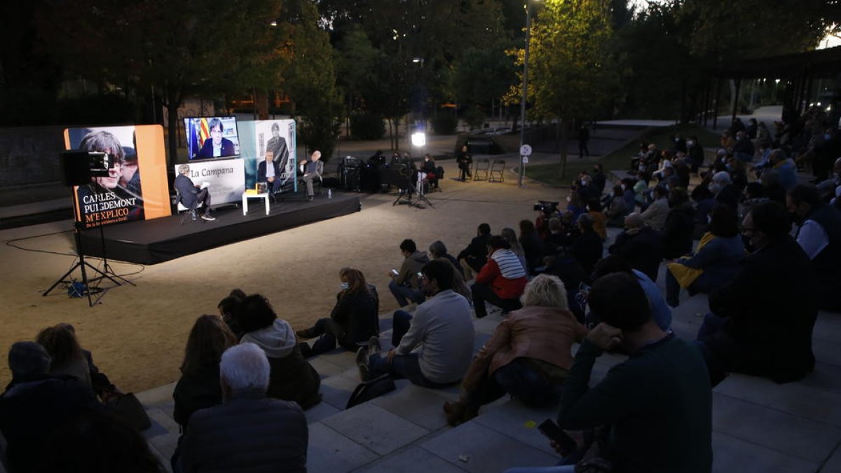 Desenes de persones van anar a la presentació del llibre de Puigdemont als Camps Elisis.