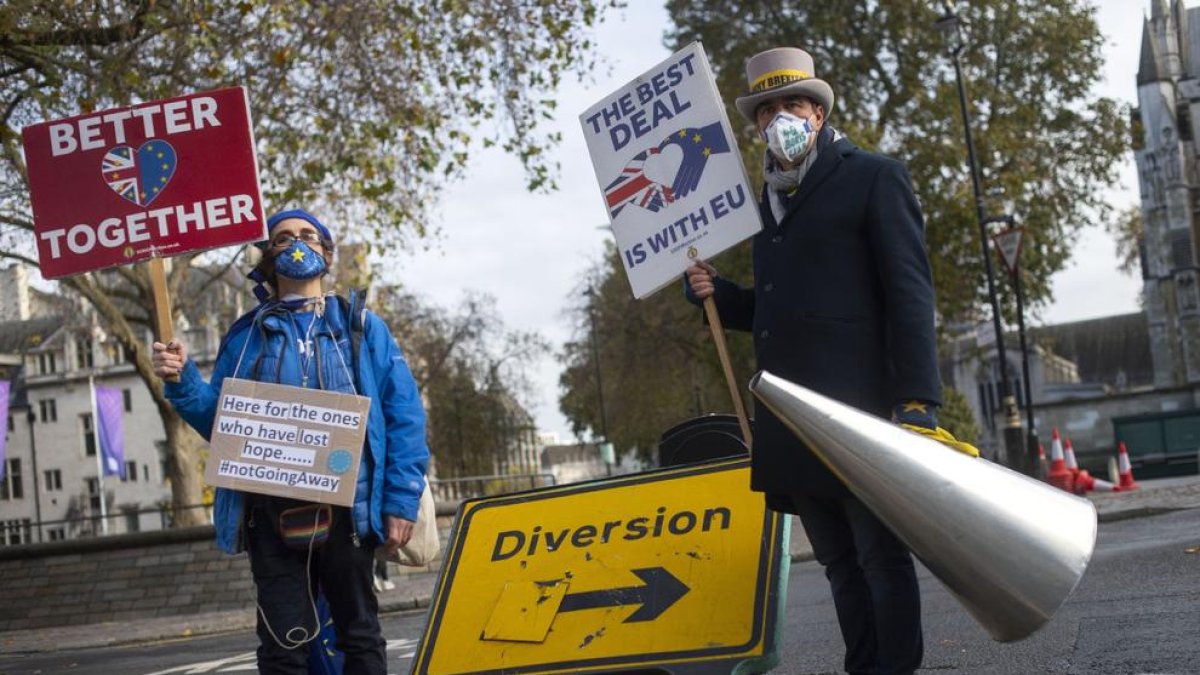 Dos persones protesten contra el Brexit als carrers de Londres.