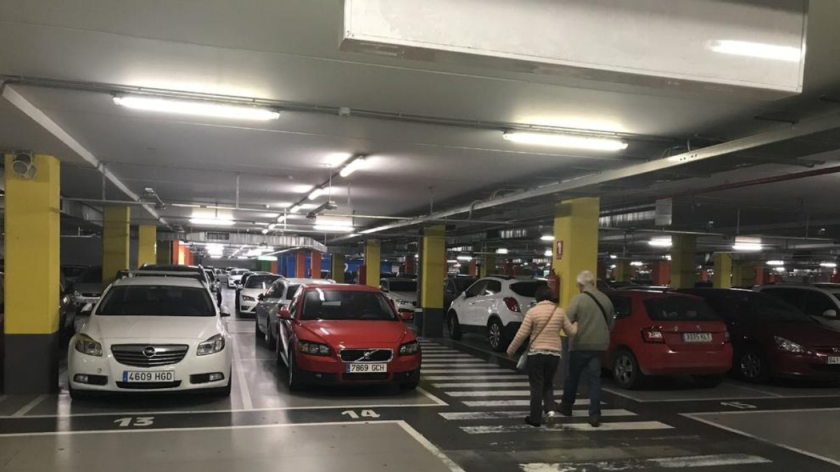 A la izquierda, imagen del interior del parking y a la derecha, el aparcamiento exterior para empleados.