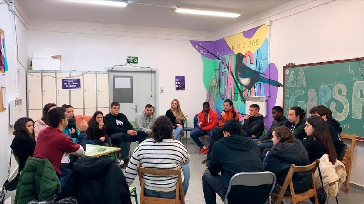 Miembros de la asamblea de jóvenes La Garsa en su local en las antiguas escuelas de Alcarràs. 