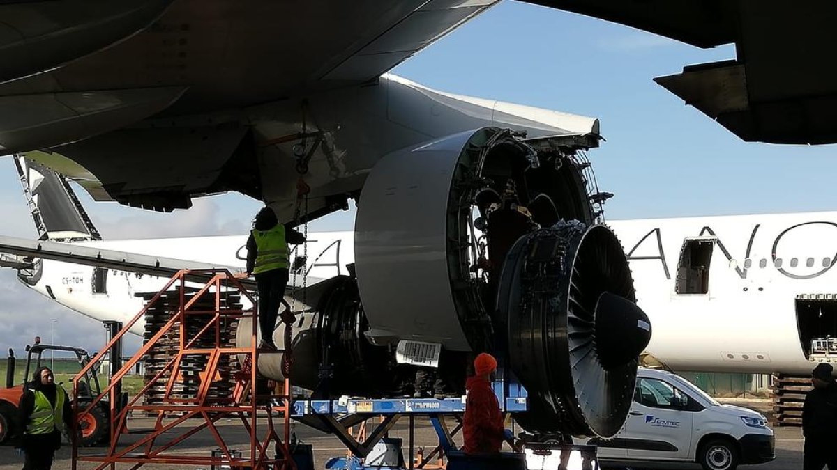 Desmantelamiento de un Boeing 747 en el aeropuerto de Alguaire.