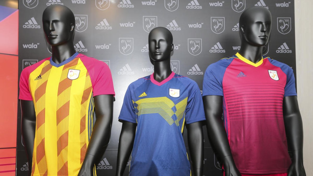 Las nuevas camisetas que usarán esta temporada las selecciones catalanas de fútbol.