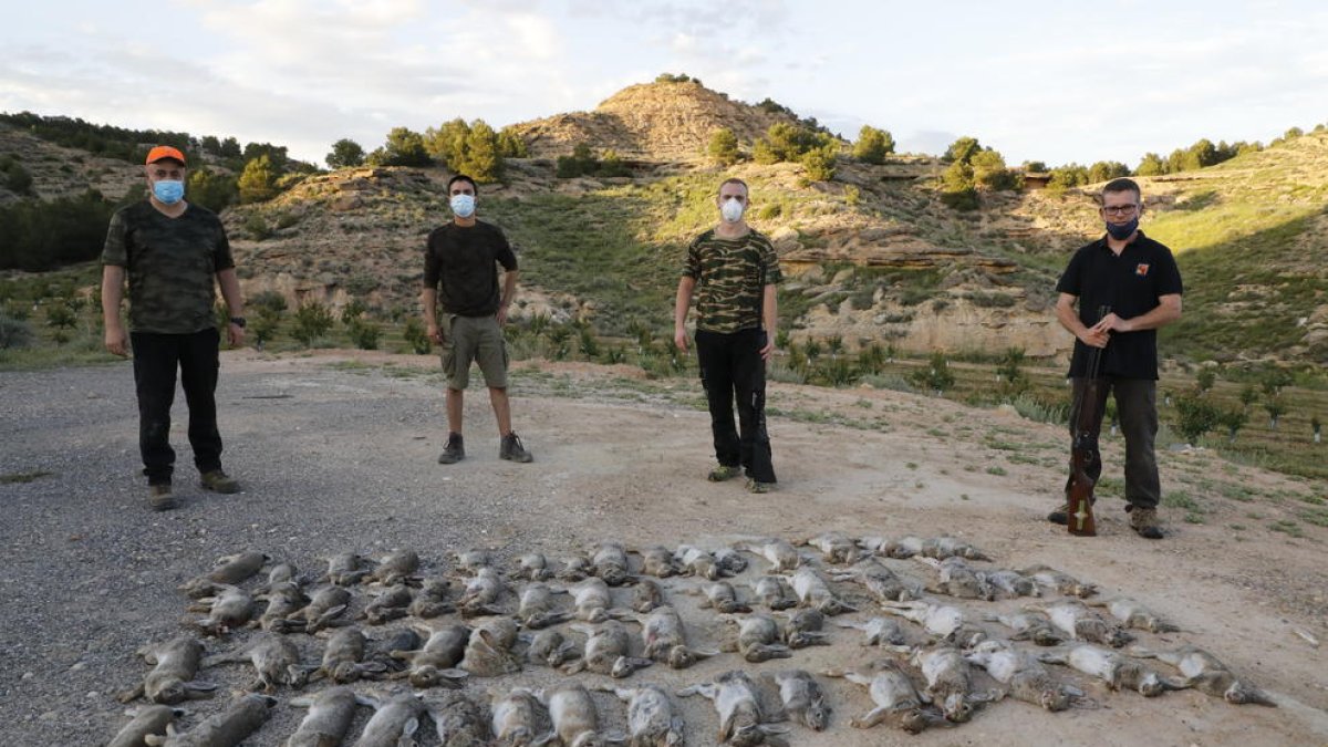 Cazadores de Aitona muestran los conejos abatidos durante la salida del pasado miércoles. 