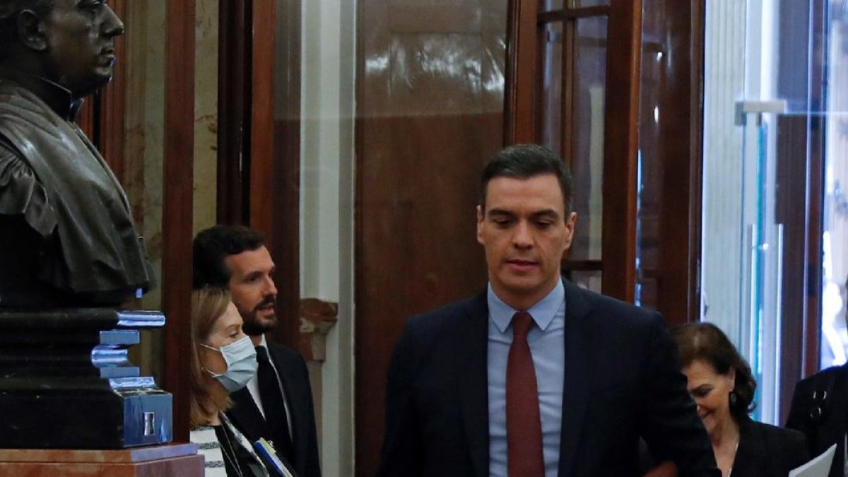 Pedro Sánchez es va trobar amb un Pablo Casado, al fons, que ha endurit el discurs.