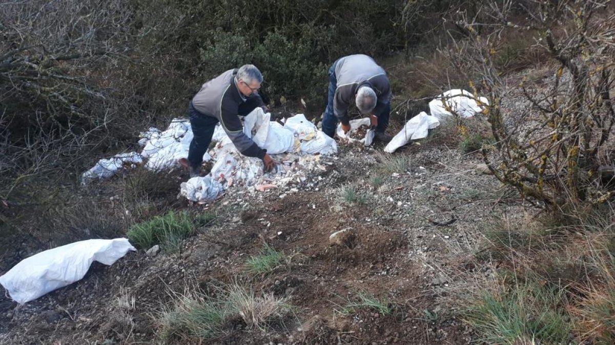 Imatge de la retirada de la runa de la construcció al costat de l’accés a l’aeroport de la Seu.