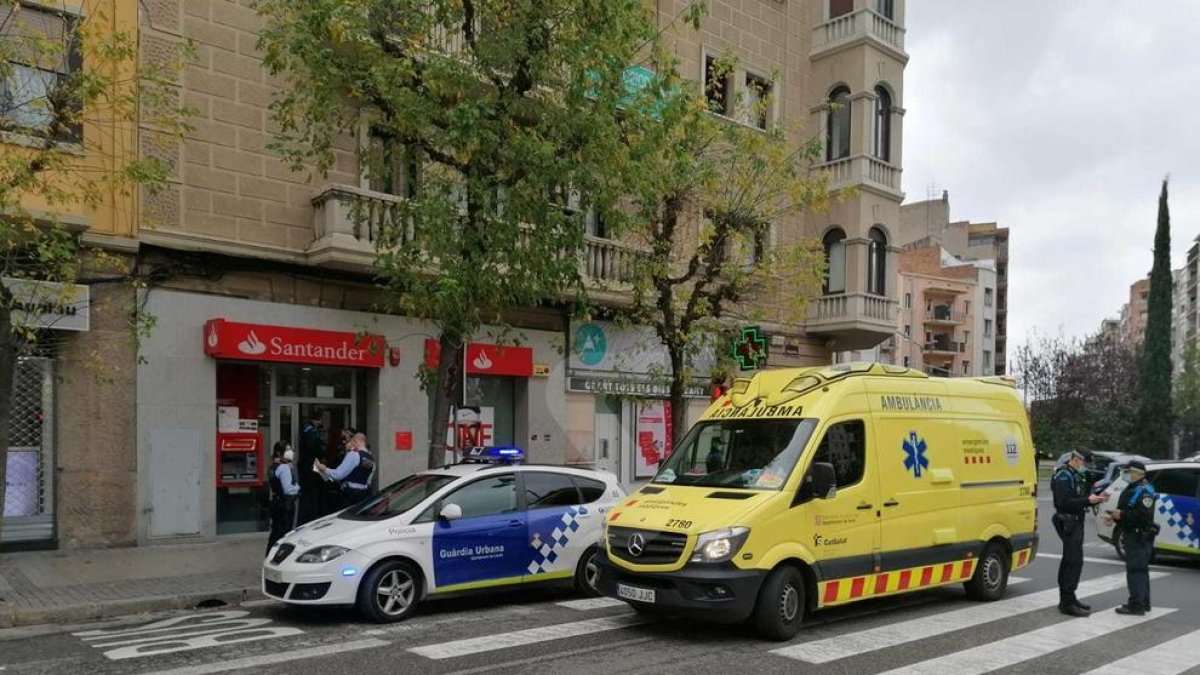Atraquen un banc de l'avinguda Prat de la Riba de Lleida