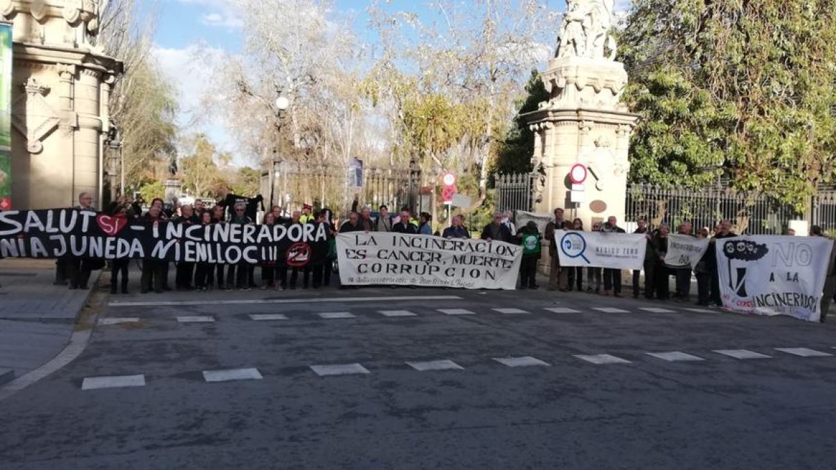 Concentració amb presència lleidatana al Parc de la Ciutadella, que acull el Parlament, contra projectes d’incineració de residus.