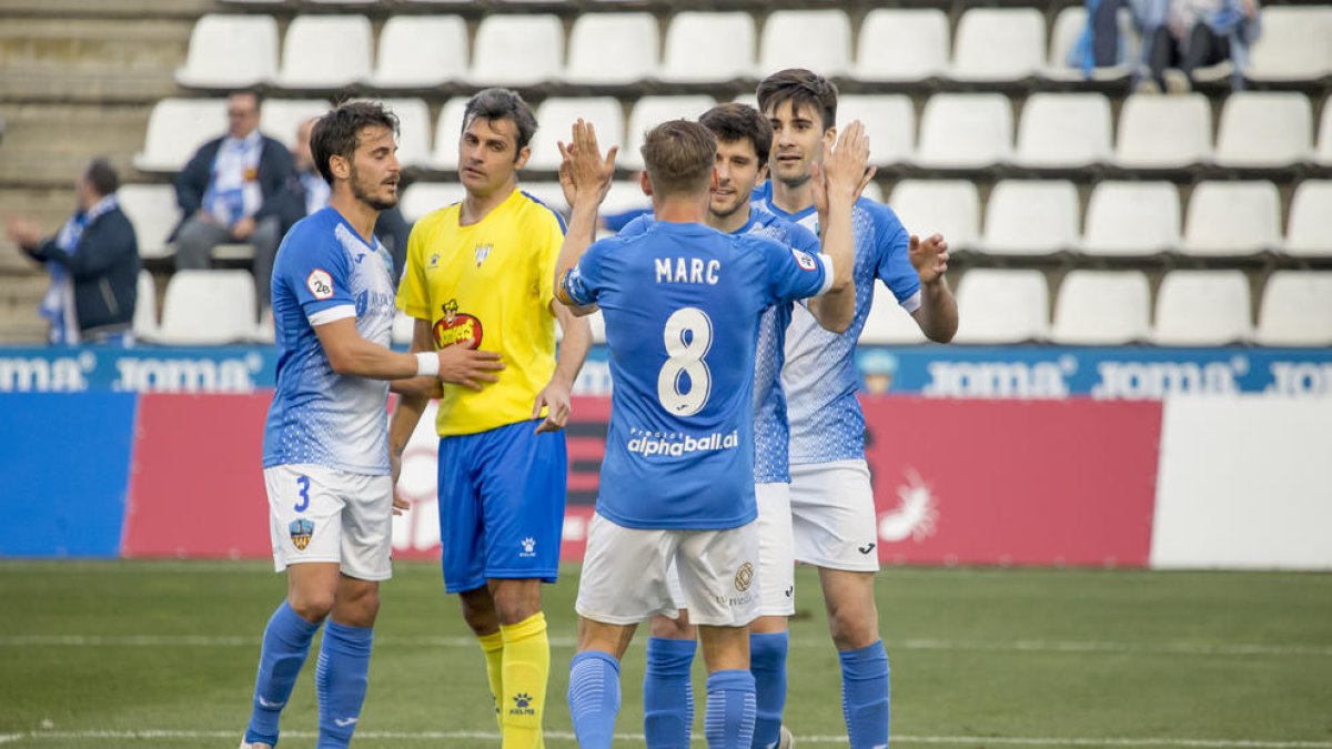 Jugadors del Lleida celebren un gol durant el partit davant de l’Eixea, disputat al Camp d’Esports.