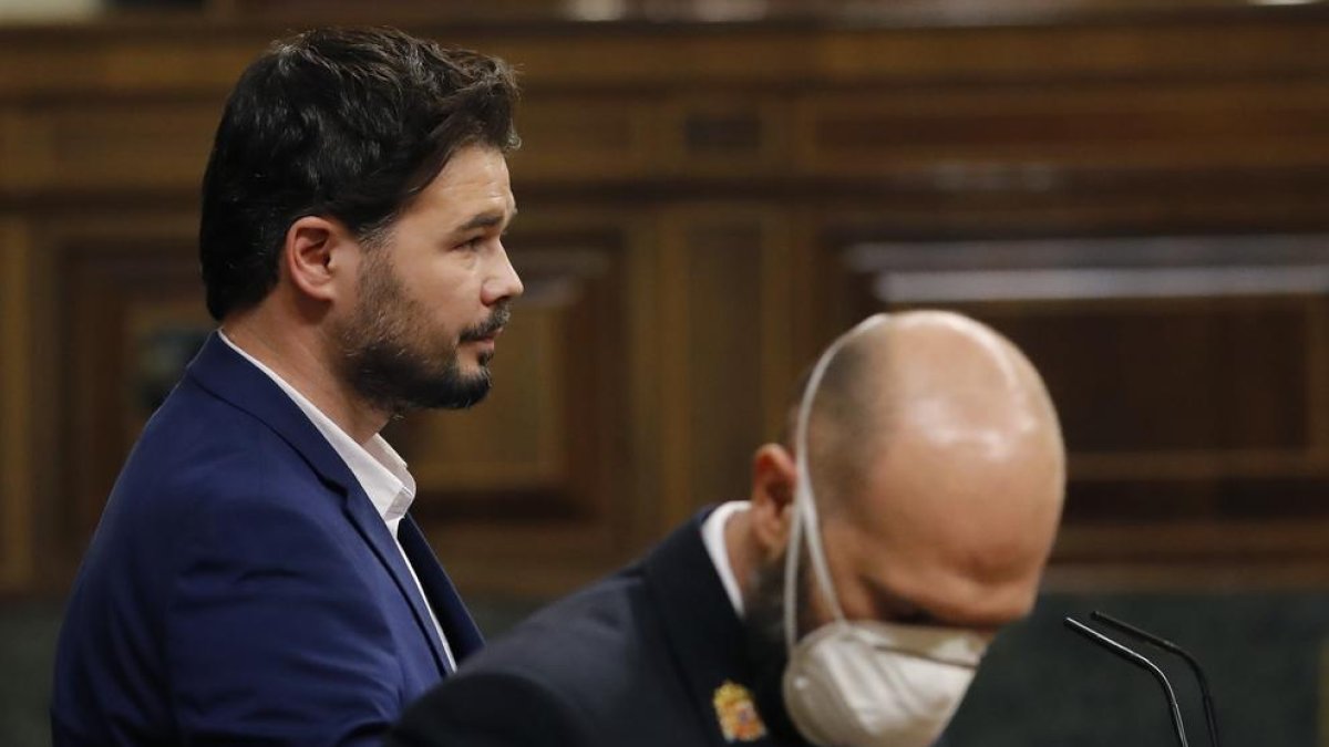 Rufián, ayer, en el Congreso, junto a un empleado de la Cámara baja protegido con una mascarilla.