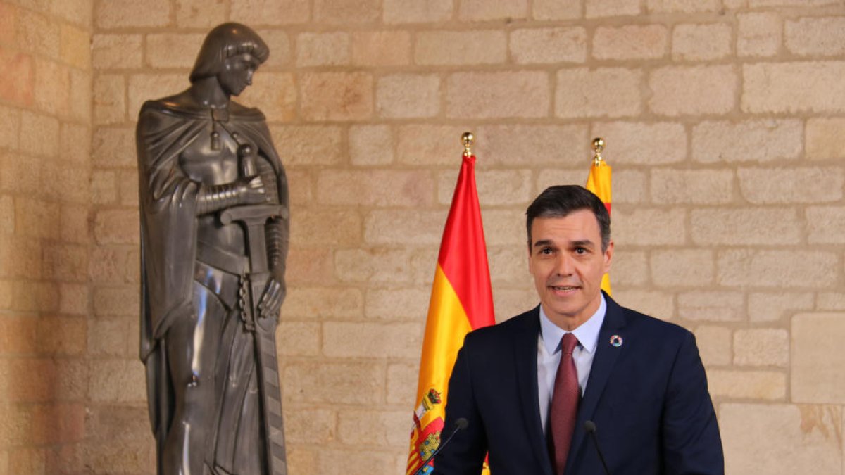 El president espanyol, Pedro Sánchez, atén la premsa des del Palau de la Generalitat després de reunir-se amb Quim Torra