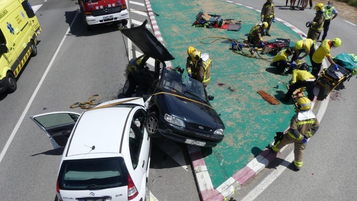 Vista de los dos vehículos que sufrieron ayer una colisión frontal en la carretera C-451 en Olius. 