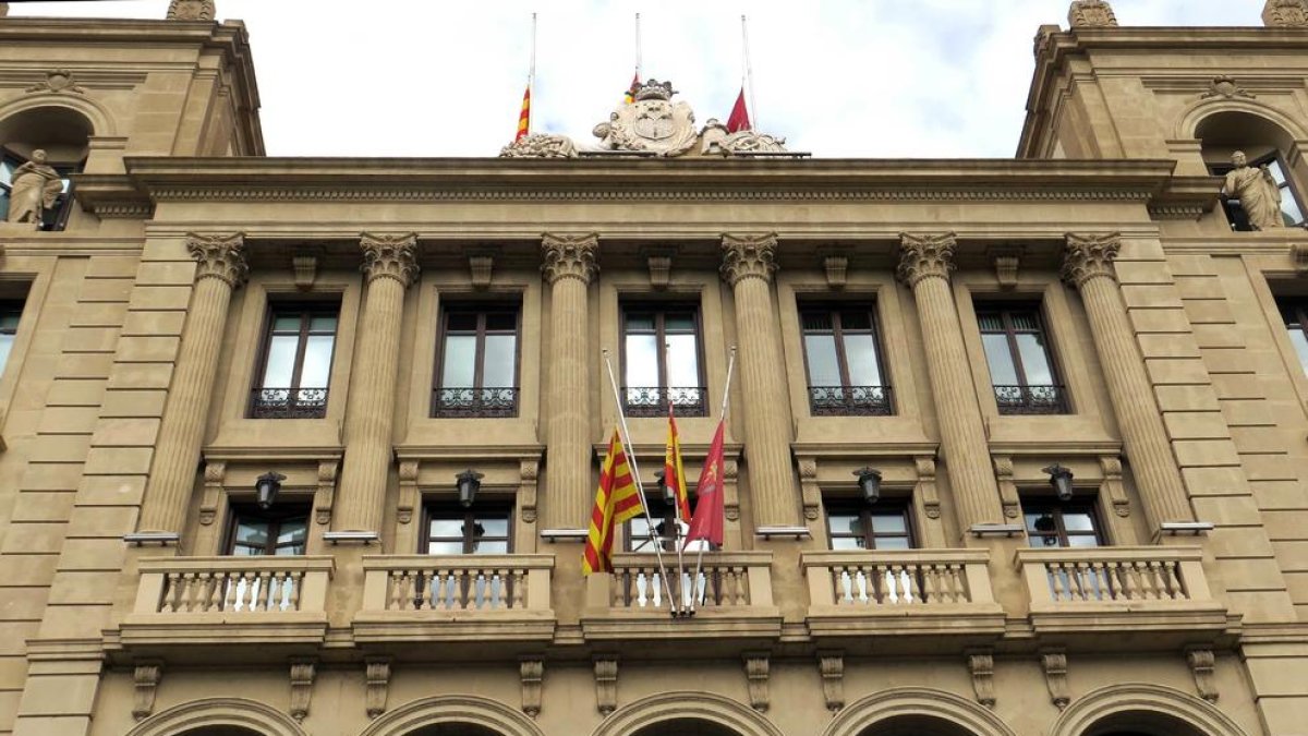 Les banderes de l'ajuntament de Lleida onegen a mig pal per les víctimes de la covid-19