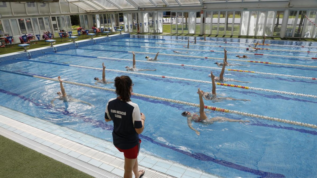 Una de les entrenadores de la secció dirigint ahir els exercicis d’equip.