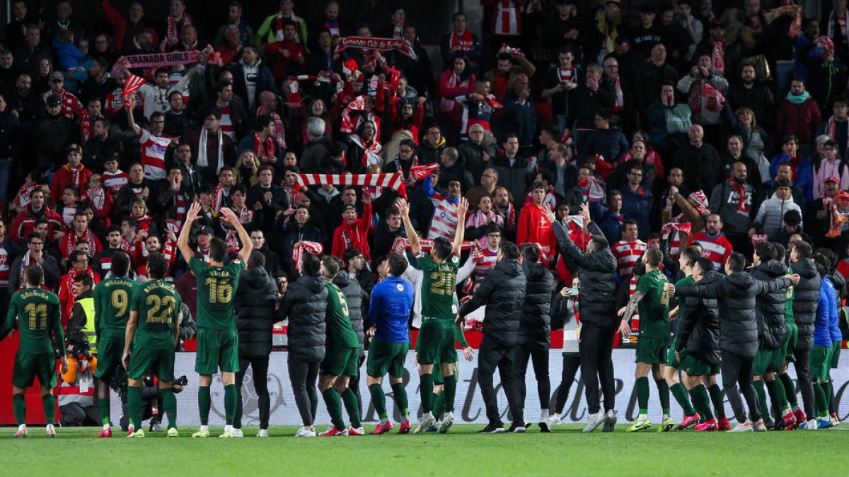 Els jugadors de l’Athletic van celebrar la classificació amb l’afició.